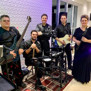 Banda Viva Itália: teclado, contrabaixo, guitarra, bateria e saxofone